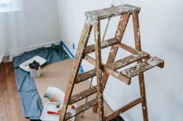 Photo by Blue Bird: https://www.pexels.com/photo/a-dirty-brown-wooden-stepladder-inside-a-room-7217923/